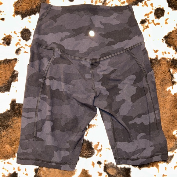 NWT LULULEMON ALIGN 8” BIKER SHORT WITH POCKETS - Picture 3 of 3